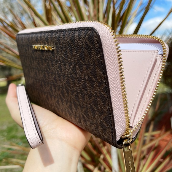 Gaby’sBags💕NWT Michael Kors Wallet/Wristlet - Picture 3 of 5